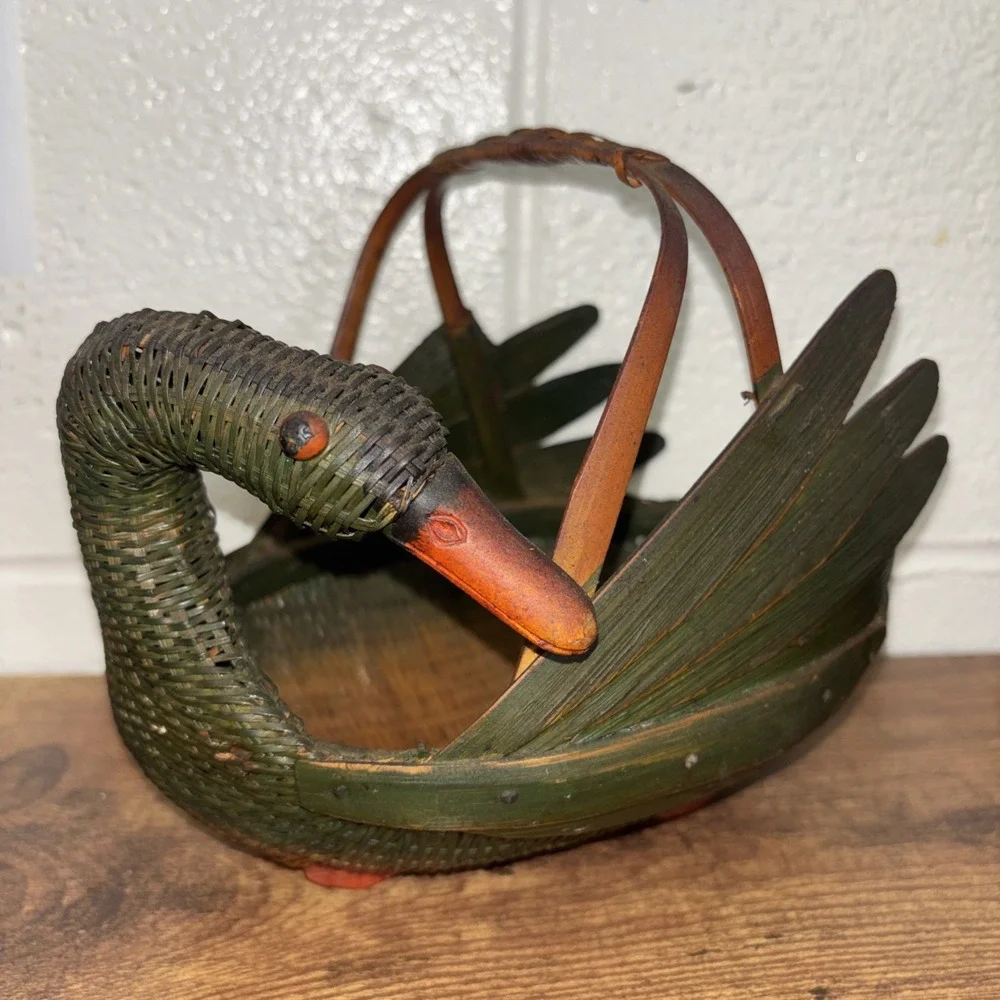 Vtg Ben Rickert Inc. Green Woven Wicker Swan/Duck Bamboo Basket Zhejiang China